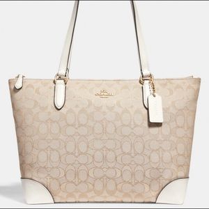 NWT Coach Zip Top Tote in
Signature Jacquard
OS Coach